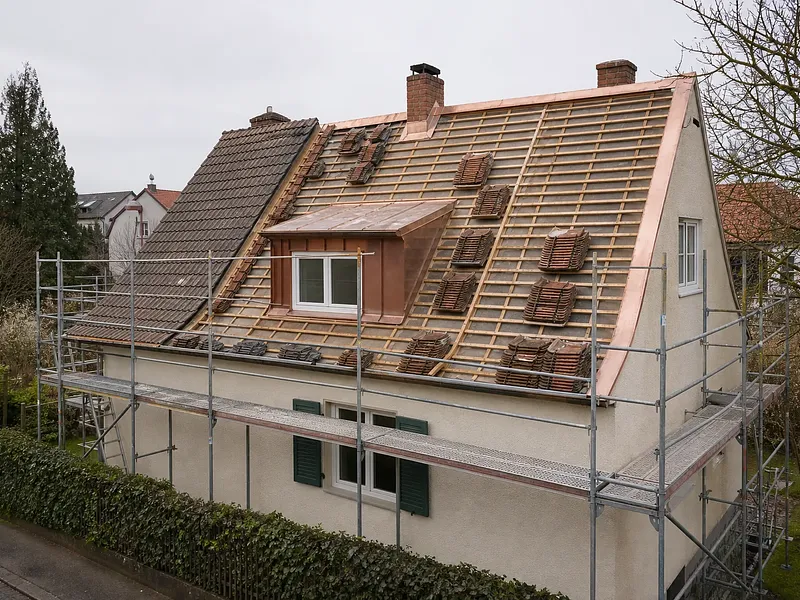 Eingerüstetes Dach mit freigelegter Lattung, Köln-Lindenthal